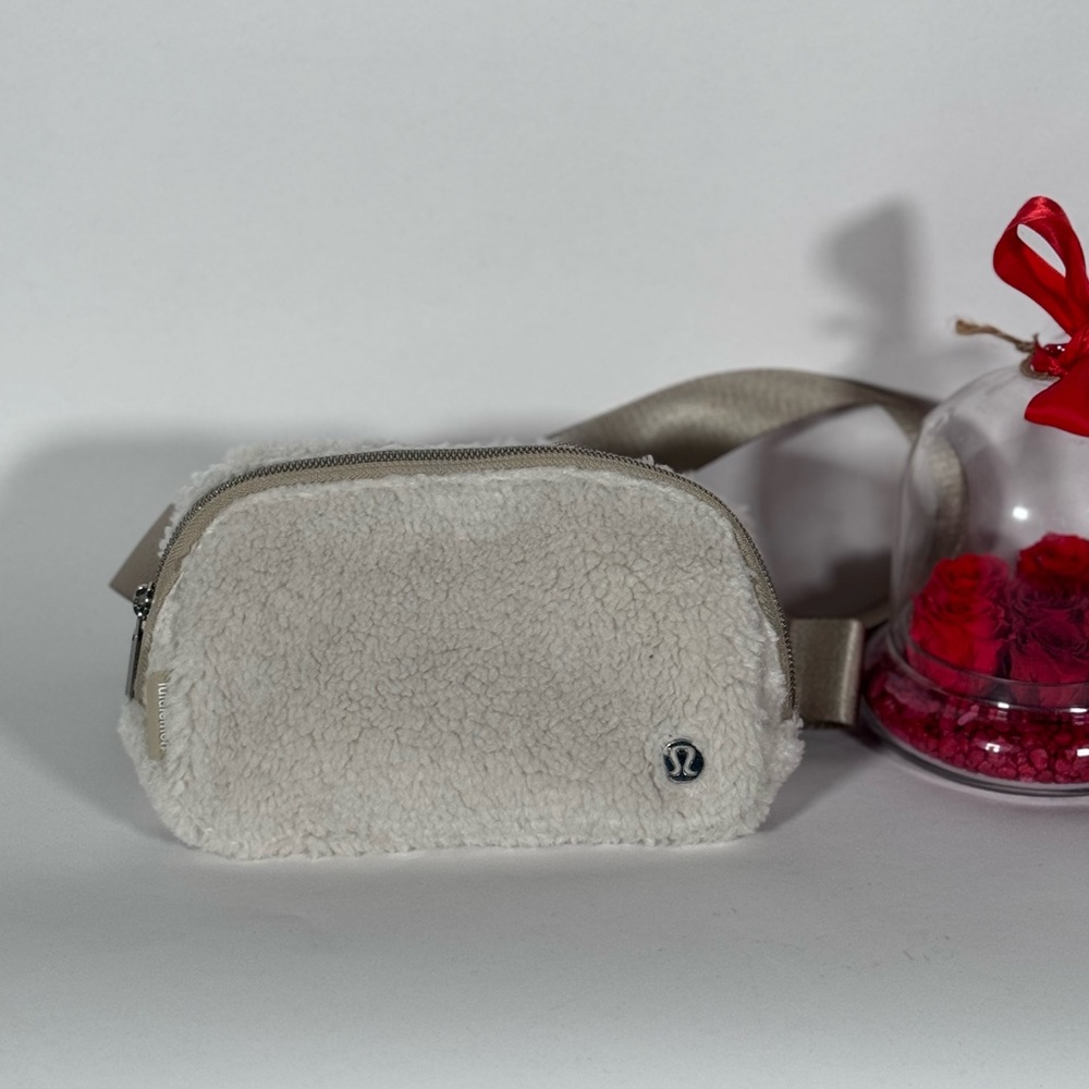 NWOT Lululemon Everywhere Fleece Belt Bag Light Ivory - Picture 4 of 8